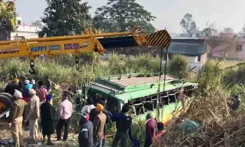Jalandhar: तेज रफ्तार बस सड़क से उतरकर तालाब में पलटी, 22 लोग घायल
