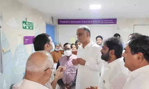 Harish Rao ने संध्या थिएटर भगदड़ पीड़ित श्रीतेज से KIMS अस्पताल में मुलाकात की Harish Rao ने संध्या थिएटर भगदड़ पीड़ित श्रीतेज से KIMS अस्पताल में मुलाकात की