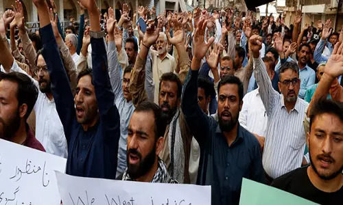 पाराचिनार में जारी हत्याओं के खिलाफ MWM का विरोध प्रदर्शन जारी पाराचिनार में जारी हत्याओं के खिलाफ MWM का विरोध प्रदर्शन जारी