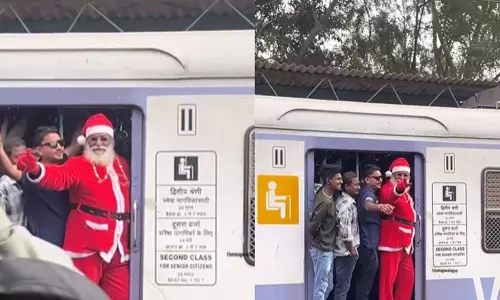 Mumbai की लोकल ट्रेन में सफर कर रहे सांता क्लॉज का वीडियो इंटरनेट पर वायरल Mumbai की लोकल ट्रेन में सफर कर रहे सांता क्लॉज का वीडियो इंटरनेट पर वायरल