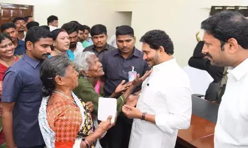 Jagan ने पुलिवेंदुला में प्रजा दरबार की मेजबानी की