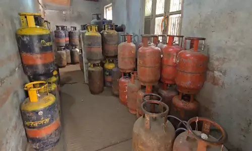 इस शहर में पकड़ा गया 300 रुपए में Gas refilling रैकेट