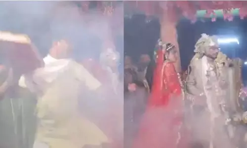 चल रही थी शादी की रस्मे, फिर फूल फेंकते ही हो गया कांड, देखें- Viral Video चल रही थी शादी की रस्मे, फिर फूल फेंकते ही हो गया कांड, देखें- Viral Video