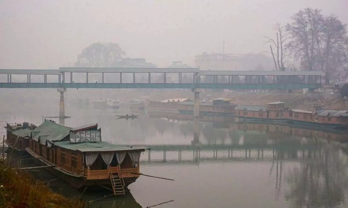 J&K: कश्मीर भीषण ठंड की चपेट में