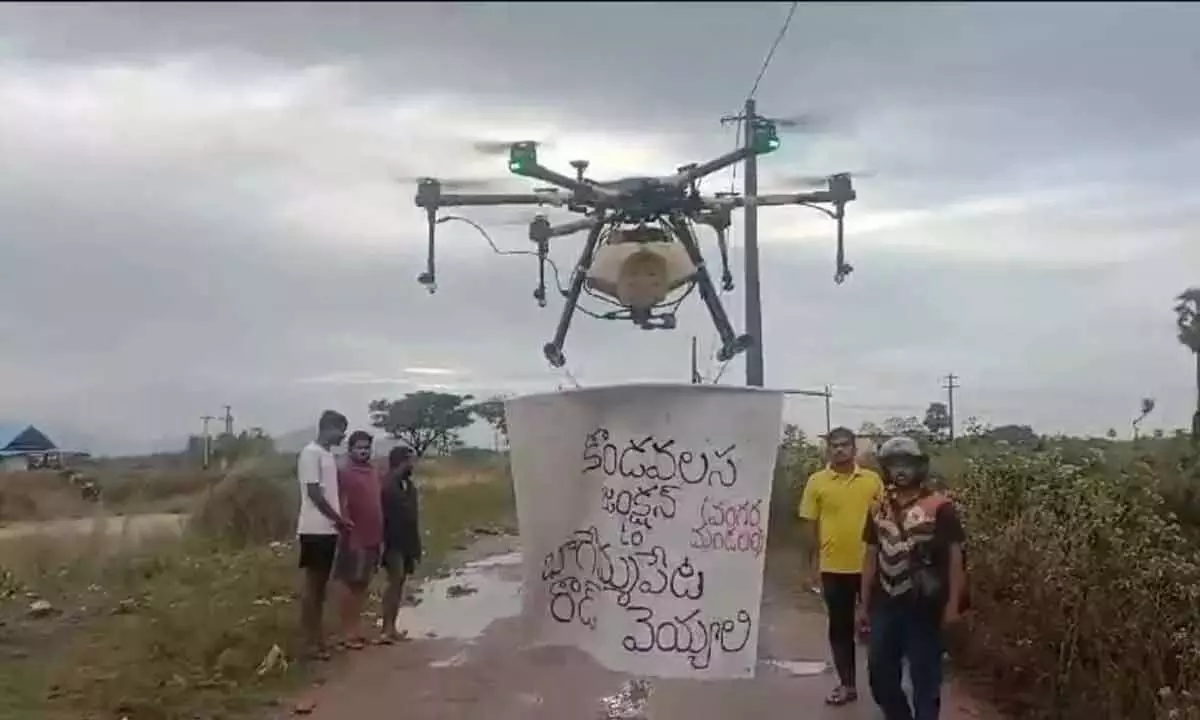 Andhra: युवाओं ने खराब सड़क को उजागर करने के लिए ड्रोन उड़ाए