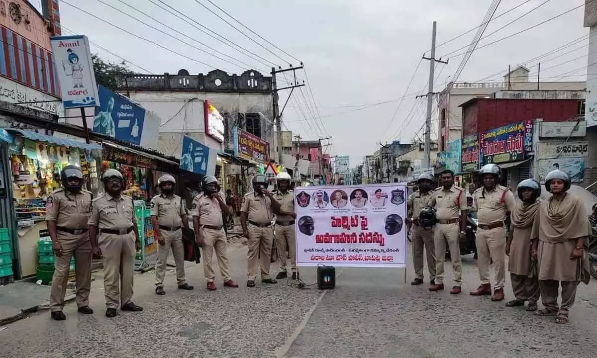 Andhra: बापटला पुलिस ने हेलमेट के उपयोग के प्रति जागरूकता फैलाई