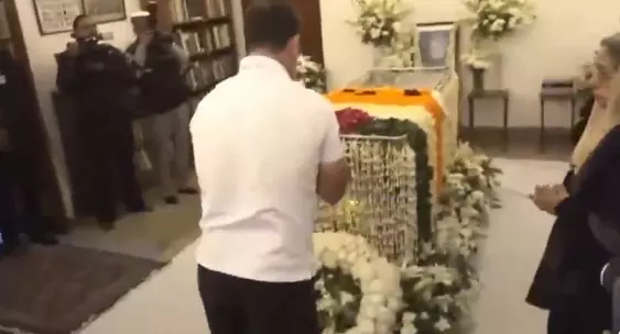 राहुल गांधी ने पूर्व पीएम मनमोहन सिंह के आवास पहुंच श्रद्धांजलि अर्पित की राहुल गांधी ने पूर्व पीएम मनमोहन सिंह के आवास पहुंच श्रद्धांजलि अर्पित की