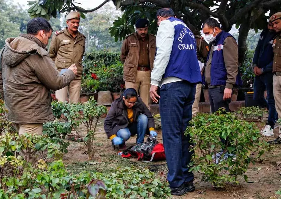 संसद के पास रेल भवन के सामने खुद को आग लगाने वाले युवक की मौत, VIDEO