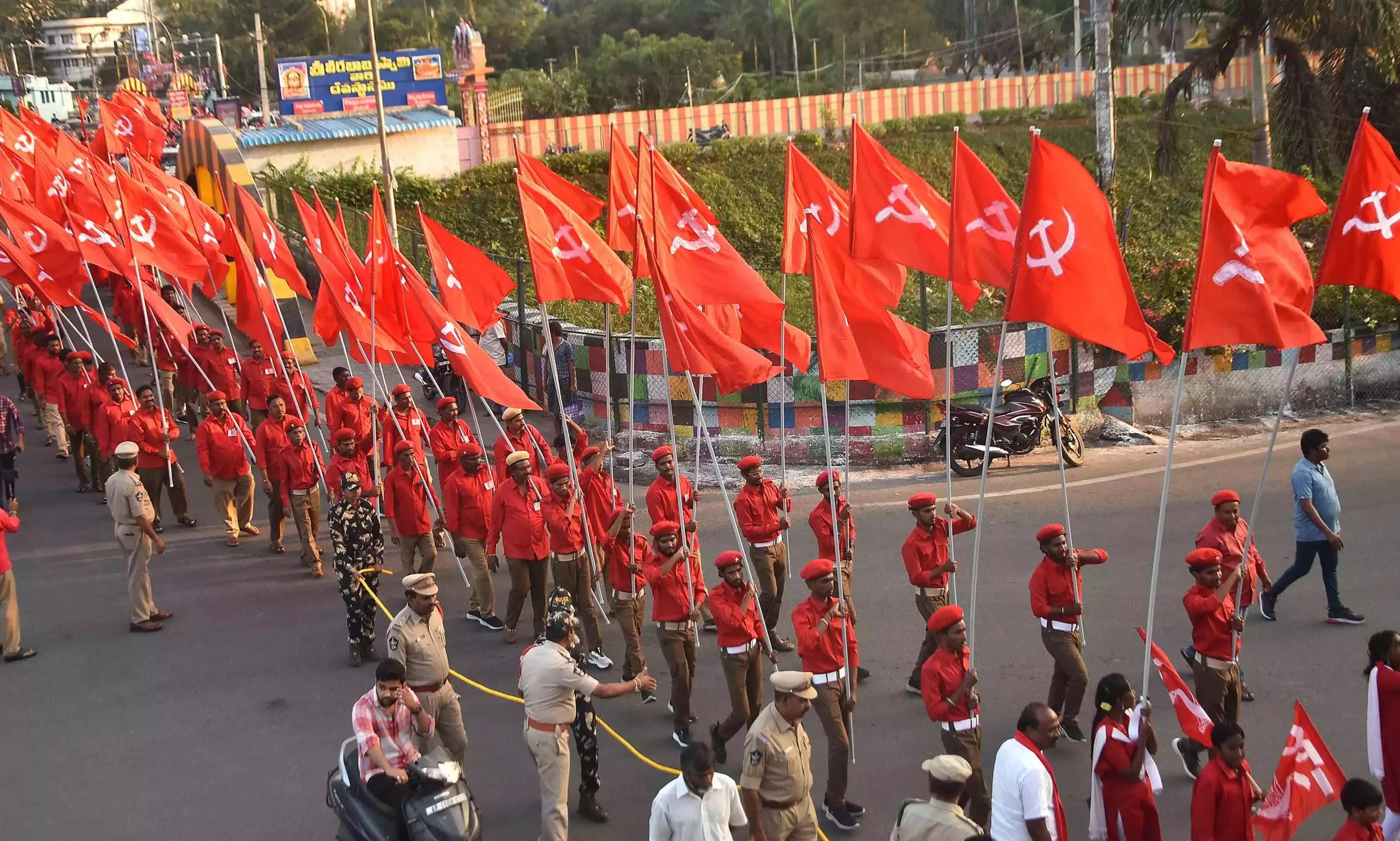 CPI शताब्दी समारोह की शुरुआत रैली और बैठक के साथ हुई