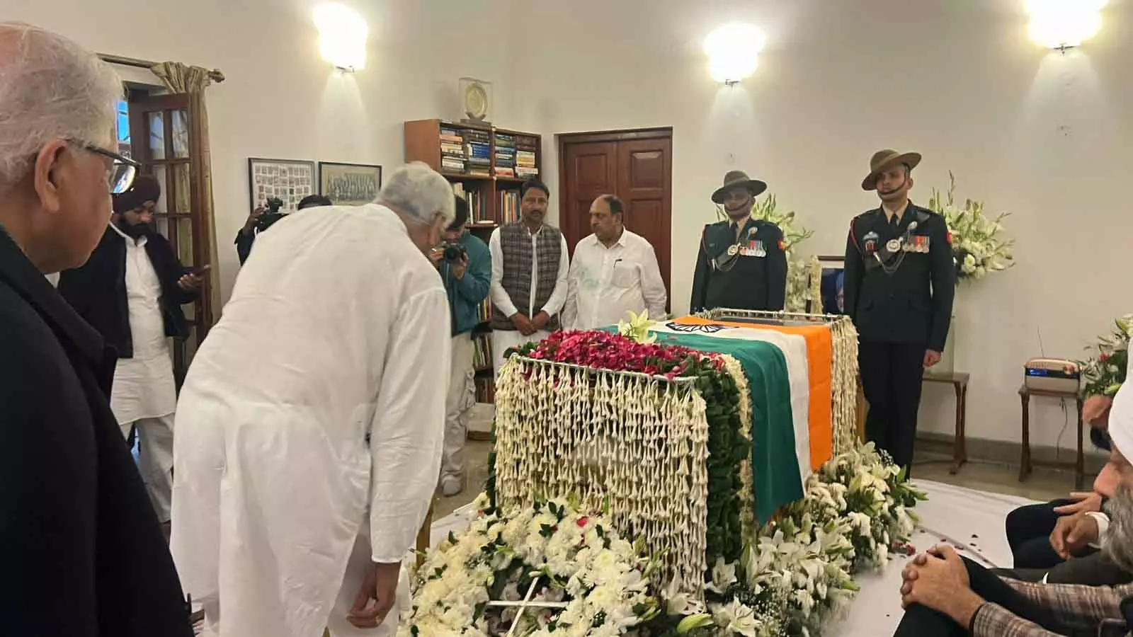 टीएस सिंहदेव ने पूर्व पीएम डॉ मनमोहन सिंह के पार्थिव शरीर पर श्रद्धांजलि अर्पित की टीएस सिंहदेव ने पूर्व पीएम डॉ मनमोहन सिंह के पार्थिव शरीर पर श्रद्धांजलि अर्पित की