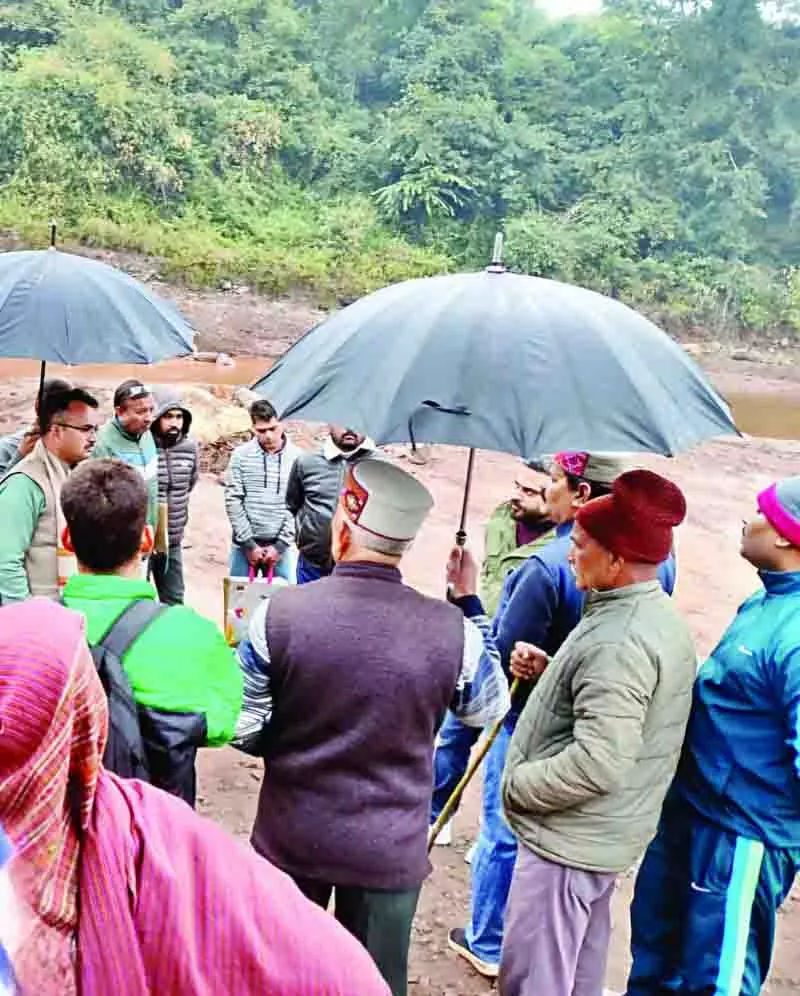 ‘फर्जी NOC से जल स्रोत और जमीन प्रभावित हो रही, ग्रामीणों ने स्टोन क्रशर का विरोध किया ‘फर्जी NOC से जल स्रोत और जमीन प्रभावित हो रही, ग्रामीणों ने स्टोन क्रशर का विरोध किया