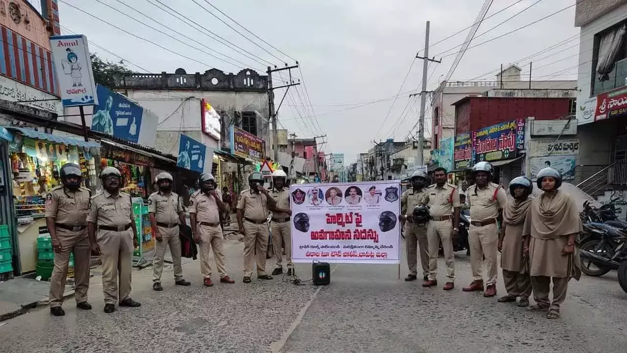 Bapatla पुलिस ने हेलमेट के उपयोग के प्रति जागरूकता फैलाई