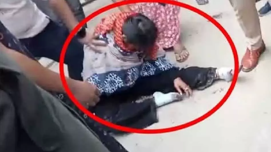 Assam : गुवाहाटी लास्ट गेट इलाके में युवती पर चाकू से हमला, अस्पताल में भर्ती Assam : गुवाहाटी लास्ट गेट इलाके में युवती पर चाकू से हमला, अस्पताल में भर्ती