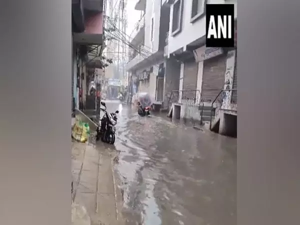 Delhi में लगातार बारिश से जलभराव, यातायात बाधित Delhi में लगातार बारिश से जलभराव, यातायात बाधित
