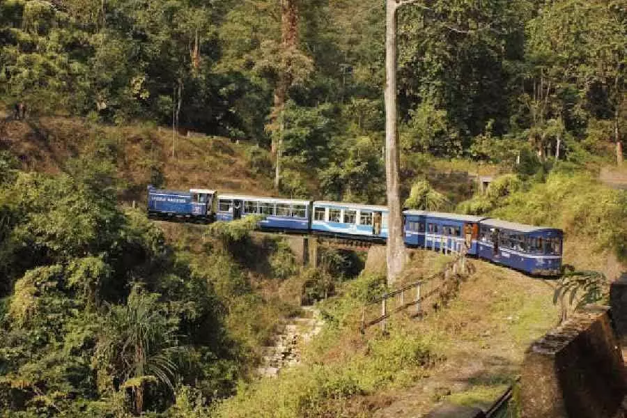 क्रिसमस पर Bengal और सिक्किम में पर्यटकों ने खिलौना ट्रेनों और चिड़ियाघरों पर कब्जा कर लिया