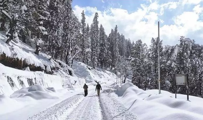 Kashmir की पहाड़ियों में आज बर्फबारी की संभावना