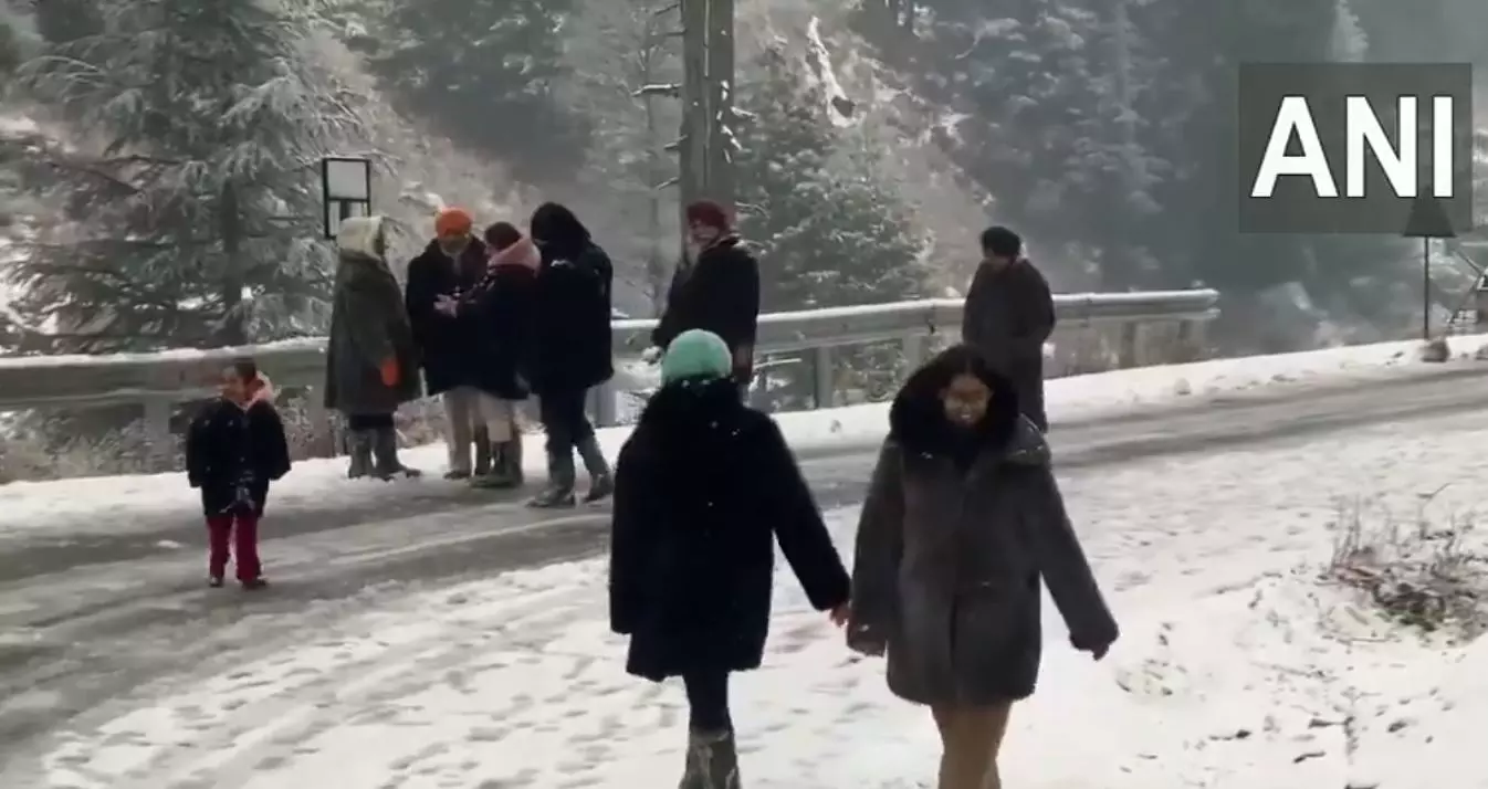 Pulwama सर्दियों के आश्चर्यलोक में तब्दील, बच्चों ने बर्फबारी का आनंद लिया Pulwama सर्दियों के आश्चर्यलोक में तब्दील, बच्चों ने बर्फबारी का आनंद लिया