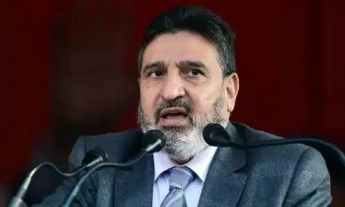 अल्ताफ बुखारी शॉल विक्रेताओं के उत्पीड़न पर चिंतित अल्ताफ बुखारी शॉल विक्रेताओं के उत्पीड़न पर चिंतित