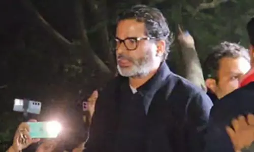 पटना : बीपीएससी परीक्षा रद्द कराने की मांग कर रहे छात्रों से प्रशांत किशोर की मुलाकात