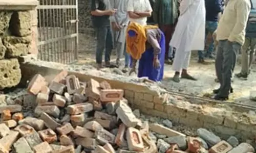संभल के फिरोजपुर किले से ग्रामीणों ने खुद हटाया अवैध अतिक्रमण, प्रशासन ने दी थी चेतावनी