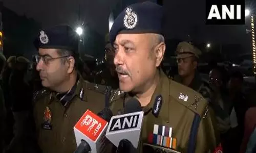 UP: 2025 के आयोजन से पहले अग्नि अखाड़े की पेशवाई यात्रा महाकुंभ मेला क्षेत्र में प्रवेश कर गई UP: 2025 के आयोजन से पहले अग्नि अखाड़े की पेशवाई यात्रा महाकुंभ मेला क्षेत्र में प्रवेश कर गई