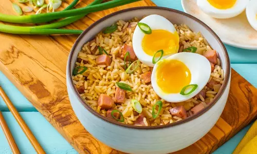 अंडा फ्राइड राइस: सिर्फ 10-15 मिनट में बनने वाला स्वादिष्ट और आसान नाश्ता अंडा फ्राइड राइस: सिर्फ 10-15 मिनट में बनने वाला स्वादिष्ट और आसान नाश्ता