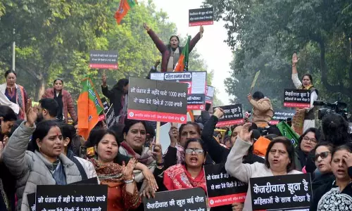 भाजपा महिला मोर्चा ने केजरीवाल के आवास के बाहर विरोध प्रदर्शन किया भाजपा महिला मोर्चा ने केजरीवाल के आवास के बाहर विरोध प्रदर्शन किया