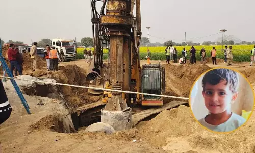 5 दिन से बोरवेल में फंसी, भूखी प्यारी ठंड में ठिठुरती चेतना जिंदगी के लिए लड़ रही 5 दिन से बोरवेल में फंसी, भूखी प्यारी ठंड में ठिठुरती चेतना जिंदगी के लिए लड़ रही