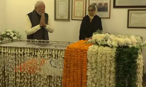 PM Modi ने पूर्व प्रधानमंत्री मनमोहन सिंह को उनके आवास पर श्रद्धांजलि दी PM Modi ने पूर्व प्रधानमंत्री मनमोहन सिंह को उनके आवास पर श्रद्धांजलि दी