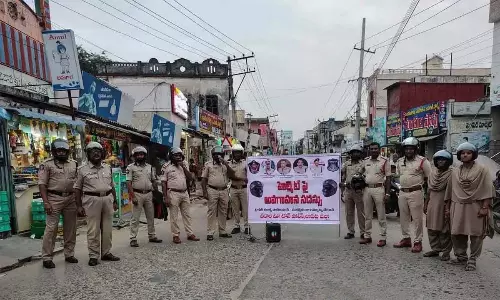 Andhra: बापटला पुलिस ने हेलमेट के उपयोग के प्रति जागरूकता फैलाई
