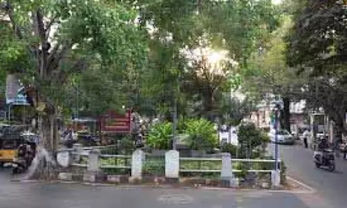 लूज़ के निकट यातायात द्वीप का नाम बदलकर निर्देशक के.बी. के नाम पर रखा गया लूज़ के निकट यातायात द्वीप का नाम बदलकर निर्देशक के.बी. के नाम पर रखा गया
