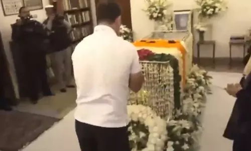 राहुल गांधी ने पूर्व पीएम मनमोहन सिंह के आवास पहुंच श्रद्धांजलि अर्पित की राहुल गांधी ने पूर्व पीएम मनमोहन सिंह के आवास पहुंच श्रद्धांजलि अर्पित की