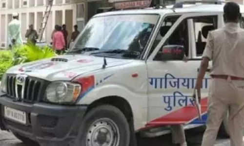 Gaziabad: पीआरवी 0947 की पुलिस ने वृद्ध को ढूंढ कर परिवारीजनों से मिलाया
