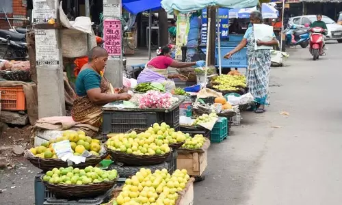 Bhubaneswar में सड़क विक्रेताओं ने विरोध प्रदर्शन किया, बेदखली से पहले पुनर्वास की मांग की Bhubaneswar में सड़क विक्रेताओं ने विरोध प्रदर्शन किया, बेदखली से पहले पुनर्वास की मांग की