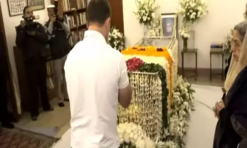 Rahul Gandhi ने पूर्व प्रधानमंत्री मनमोहन सिंह को श्रद्धांजलि दी Rahul Gandhi ने पूर्व प्रधानमंत्री मनमोहन सिंह को श्रद्धांजलि दी