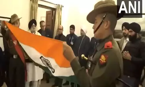 Manmohan Singh के पार्थिव शरीर को ले जाने वाली अर्थी पर राष्ट्रीय ध्वज लपेटा गया