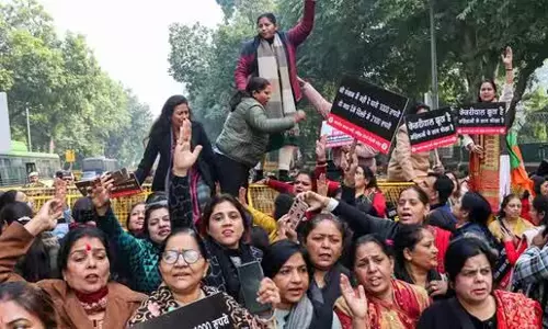 Delhi: भाजपा की महिला शाखा ने आप की सहायता योजना के खिलाफ प्रदर्शन किया Delhi: भाजपा की महिला शाखा ने आप की सहायता योजना के खिलाफ प्रदर्शन किया