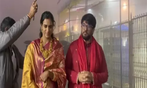 PV Sindhu ने पति वेंकट के साथ तिरुमाला में भगवान वेंकटेश्वर की पूजा-अर्चना की