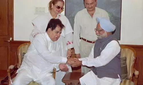 Saira Banu ने याद किया जब पूर्व प्रधानमंत्री मनमोहन सिंह ने व्यक्तिगत रूप से दिलीप कुमार का स्वागत किया था