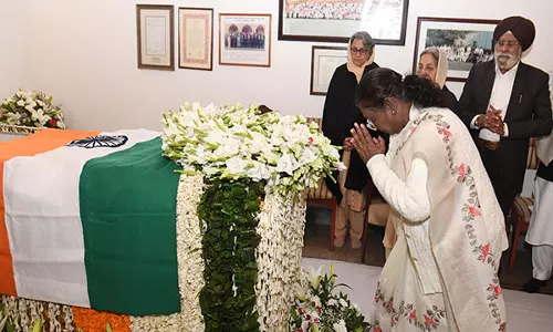 President Draupadi Murmu ने पूर्व प्रधानमंत्री मनमोहन सिंह को श्रद्धांजलि दी