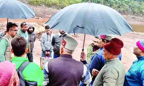 ‘फर्जी NOC से जल स्रोत और जमीन प्रभावित हो रही, ग्रामीणों ने स्टोन क्रशर का विरोध किया ‘फर्जी NOC से जल स्रोत और जमीन प्रभावित हो रही, ग्रामीणों ने स्टोन क्रशर का विरोध किया