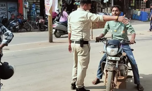 Ghaziabad: पुलिस ने अभियान चलाकर तीनों जोन में 409 वाहनों की चेंकिंग की