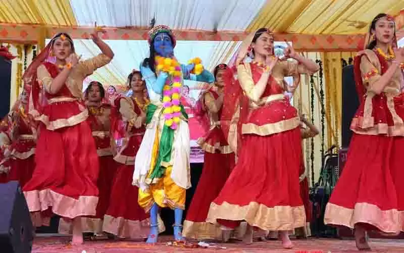 ठंड के बीच Kullu शहर में पहले महोत्सव की रौनक ठंड के बीच Kullu शहर में पहले महोत्सव की रौनक