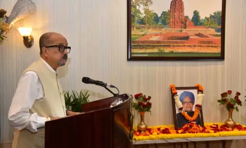 पूर्व PM डॉ. मनमोहन सिंह को राज्यपाल रमेन डेका द्वारा भावभीनी श्रद्धांजलि दी गई पूर्व PM डॉ. मनमोहन सिंह को राज्यपाल रमेन डेका द्वारा भावभीनी श्रद्धांजलि दी गई