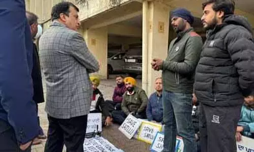 Ludhiana: पीपीसीबी कार्यालय पर बुड्ढा नाला प्रदूषण को लेकर विरोध प्रदर्शन किया