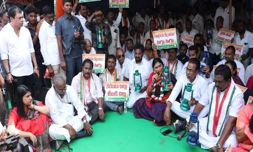 आंध्र बिजली बढ़ोतरी के खिलाफ YSRCP नेताओं और कार्यकर्ताओं ने किया विरोध प्रदर्शन