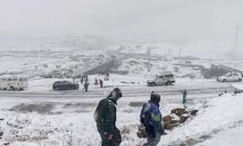 Kashmir: मैदानी इलाकों में हल्की बारिश, दो दिनों तक बर्फबारी की संभावना Kashmir: मैदानी इलाकों में हल्की बारिश, दो दिनों तक बर्फबारी की संभावना