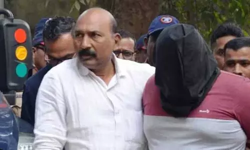 Rape-murder case : आरोपी विशाल गवली ने कबुल किया- वह बच्ची को बहला-फुसलाकर अपने घर बुला रहा था Rape-murder case : आरोपी विशाल गवली ने कबुल किया- वह बच्ची को बहला-फुसलाकर अपने घर बुला रहा था
