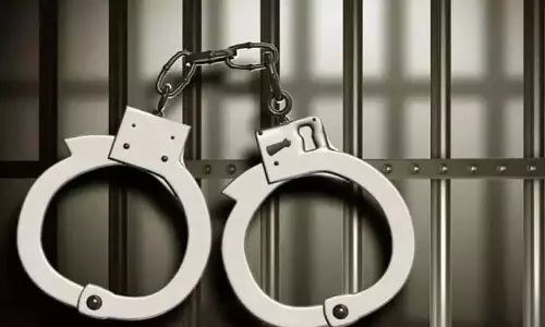 बिना अनुमति महिला की फोटो खींचने पर आबकारी निरीक्षक गिरफ्तार बिना अनुमति महिला की फोटो खींचने पर आबकारी निरीक्षक गिरफ्तार