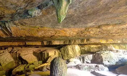 Meghalaya : मावसिनराम में मावजिम्बुइन गुफा विवाद पर धमकियों के बीच बैठक बुलाई गई Meghalaya : मावसिनराम में मावजिम्बुइन गुफा विवाद पर धमकियों के बीच बैठक बुलाई गई
